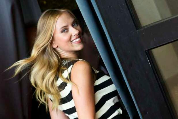 Venise Scarlett Johansson Ultra Glamour Et Fiancée Les Femens Seins