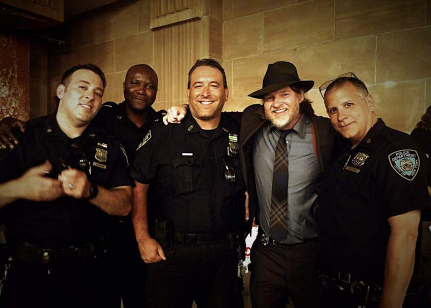 L'inspecteur Harvey Bullock (Donal Logue) entouré par les flics de Gotham. Sympa  ! 