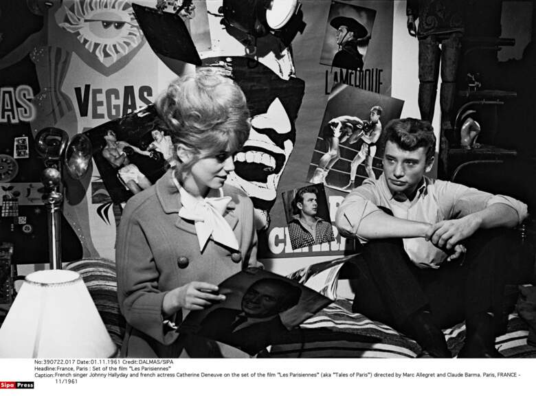 En 1961, sur le tournage du film Les parisiennes Catherine Deneuve rencontre Johnny Hallyday
