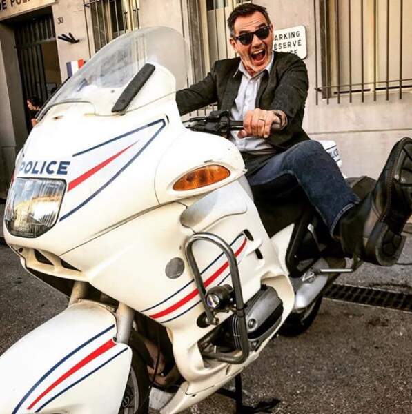 Jérôme Bertin, alias Nebout, fait le foufou sur une moto de la police