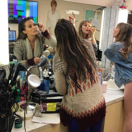 Elizabeth Hendrickson et Melissa Claire Egan pendant une session maquillage dans la loge des Feux de l'amour