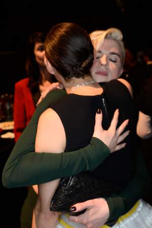 Gros hug entre Cécile Cassel et Marion Cotillard