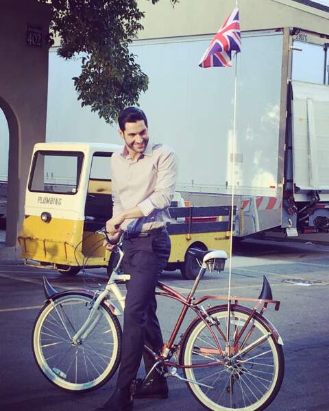 Pour passer d'un plateau à l'autre, Tom Ellis (Lucifer) ne se déplace jamais sans son vélo