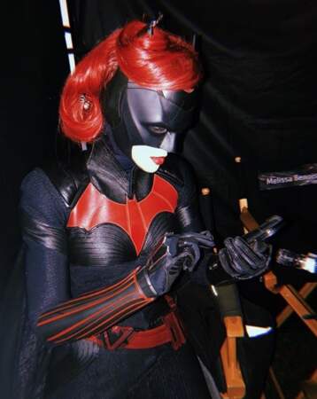 Avant d'aller sauver le monde, Batwoman (Ruby Rose) prend le temps de répondre à ses textos ! 