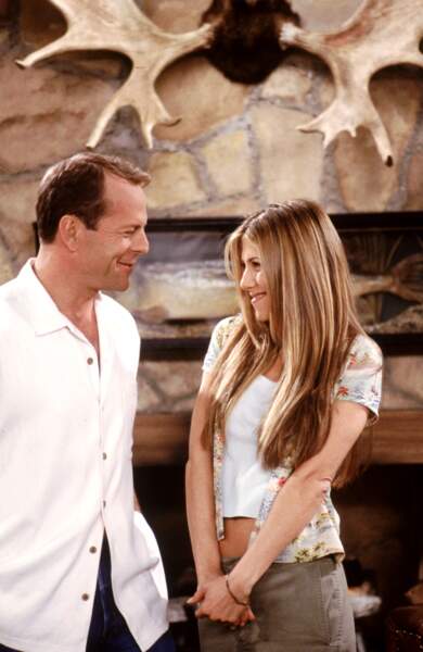 Friends (1999) : Bruce Willis joue un guest dans la saison 6, avec Jennifer Aniston 
