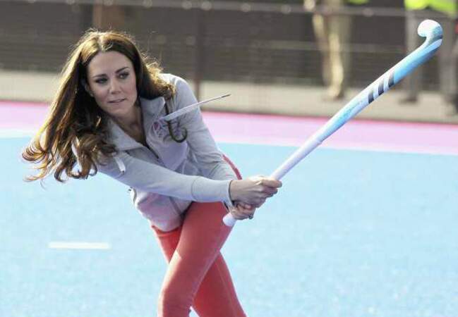 Londres 2012 : la duchesse de Cambridge joue avec l'équipe britannique de hockey