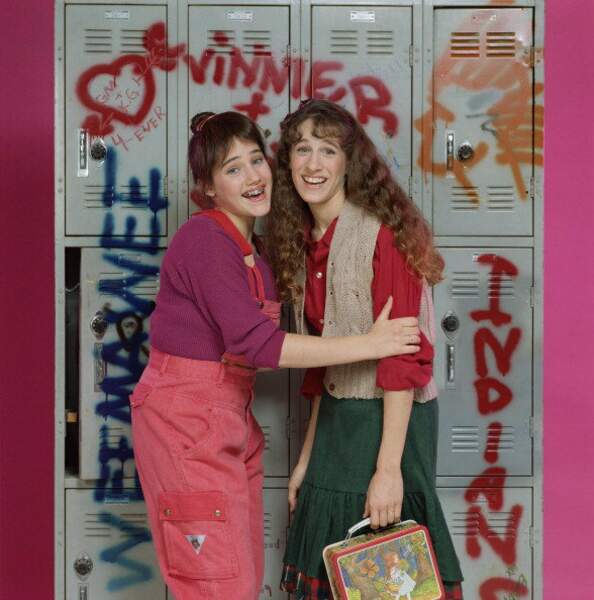 Sarah Jessica Parker (à droite), oui c'est bien elle ! Elle débute dans la série Square Pegs en 1982