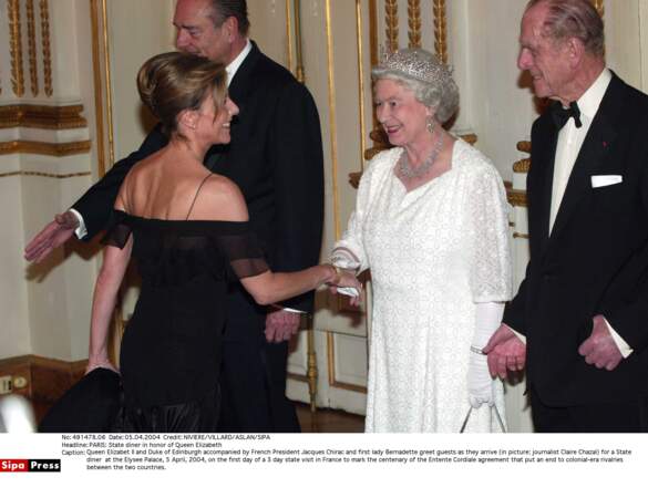 Au cours de sa carrière, Claire Chazal a rencontré des chefs d'Etat comme la reine Elizabeth II en 2004.