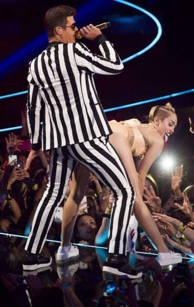 Un an après, en août 2013, le "twerk" de Miley Cyrus avec le chanteur Robin Thicke fait le tour du monde. 