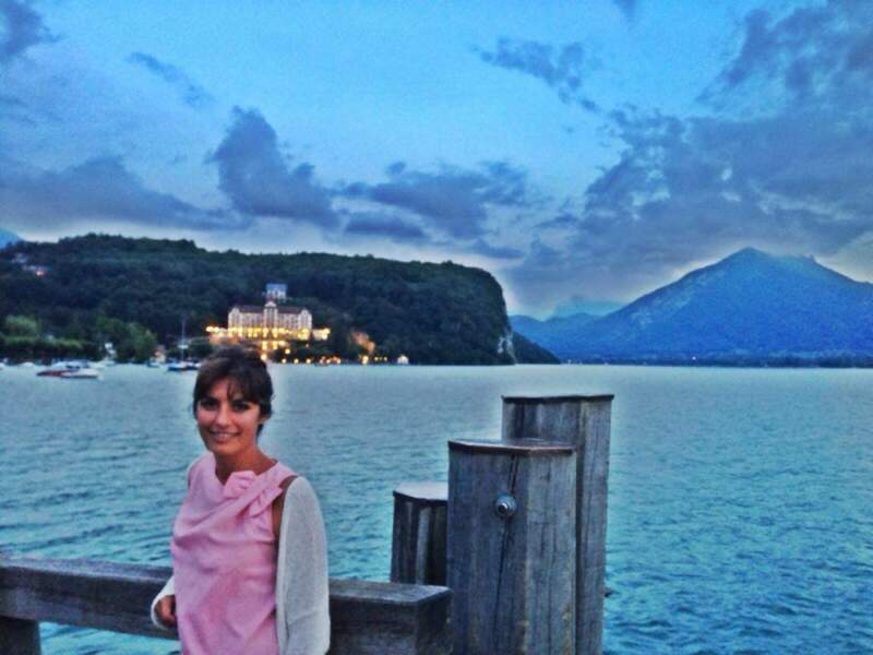 Elle pose devant le lac d'Annecy