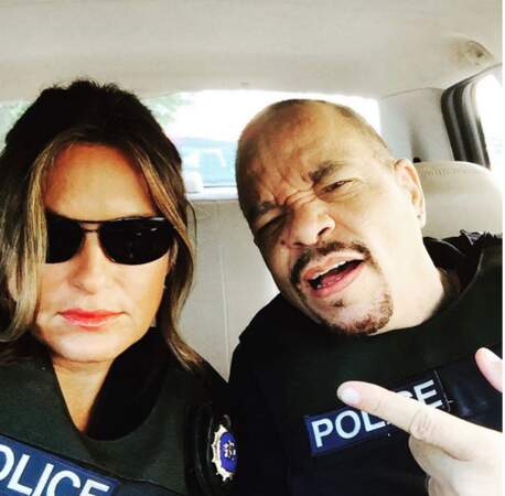 Mariska Hargitay, alias Olivia Benson, et Ice-T, l'interprète d'Odafin Tutuola, jouent les méchants pour la photo