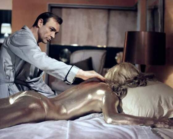 Shirley Eaton et Sean Connery dans Goldfinger (1964 )