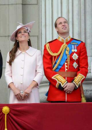 Le ventre arrondi de la duchesse sur le balcon de Buckingham Palace