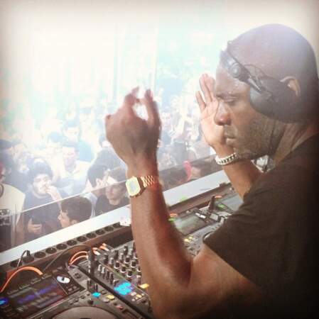 Acteur talentueux, Idris Elba est aussi DJ, mais aussi chanteur et musicien. La preuve en image...