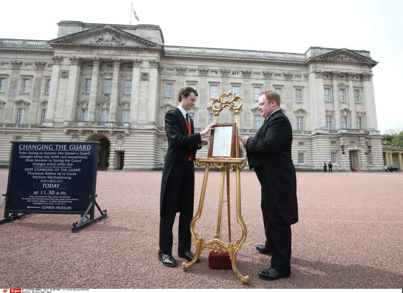 L'acte de naissance a été affiché devant Buckingham Palace
