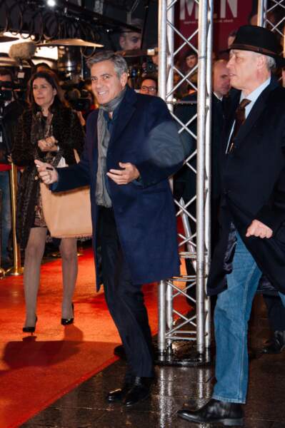 George Clooney s'est prêté au jeu des autographes sur le tapis rouge
