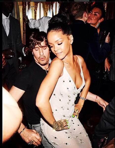 Quand Rihanna contente, Rihanna toujours faire ça. Heureux veinard !