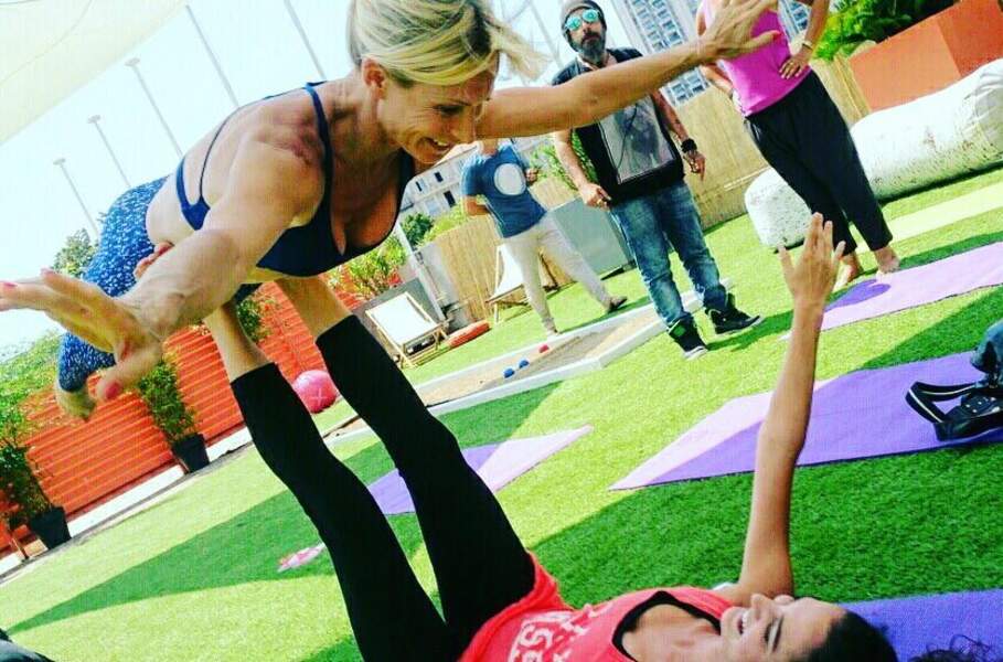Séance yoga entre deux prises de Plus belle la vie pour Rebecca Hampton. 