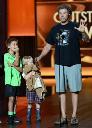 Will Ferrell remet le prix de la meilleure série comique à Modern Family avec ses enfants, en short et tee-shirt