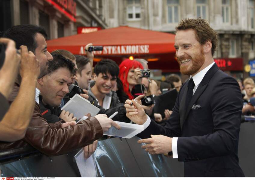 Il n'est pas en reste pour signer des autographes à ses fans lors de la première mondiale du film à Londres