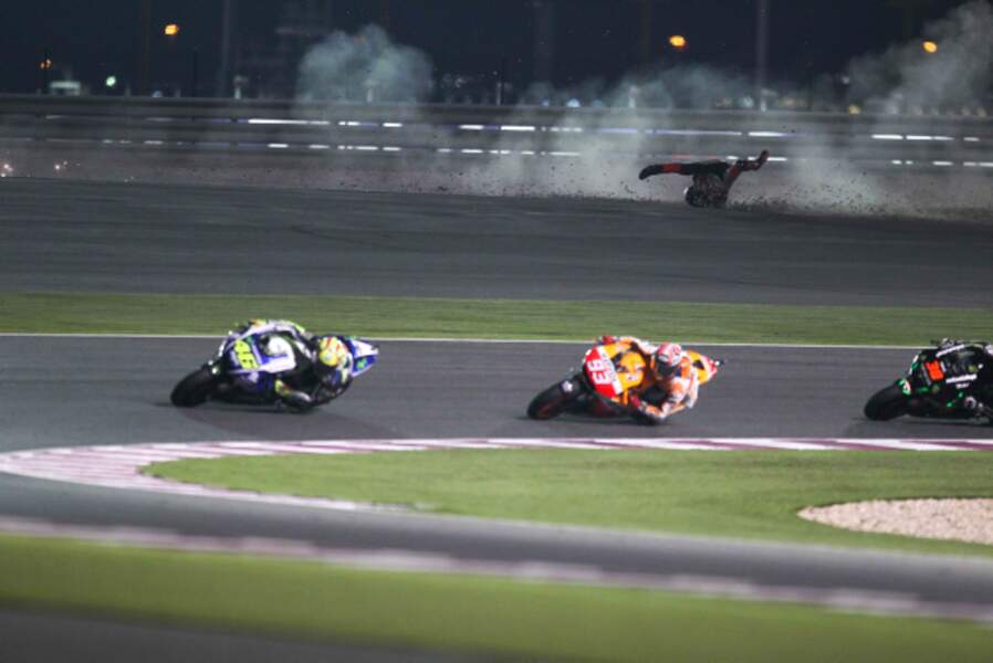 MotoGP : l'Espagnol Marc Marquez remporte le Grand Prix du Qatar, marqué par la chute du Britannique Bradley Smith.