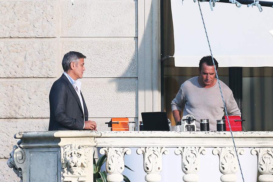 Entre les machines Nespresso, le coeur de Jean Dujardin et George Clooney balance.