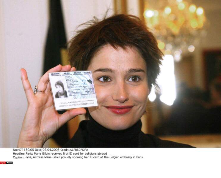 Elle reçoit sa nouvelle carte d'identité belge en 2003