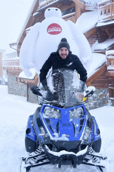 Kyan Khojandi, qui donne de la voix dans le dernier Disney, s'est éclaté sur un scooter des neiges
