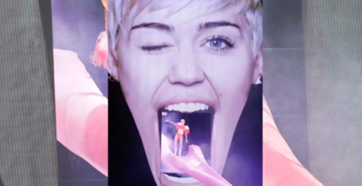 Le décor de sa tournée était à la gloire de la langue de Miley. 