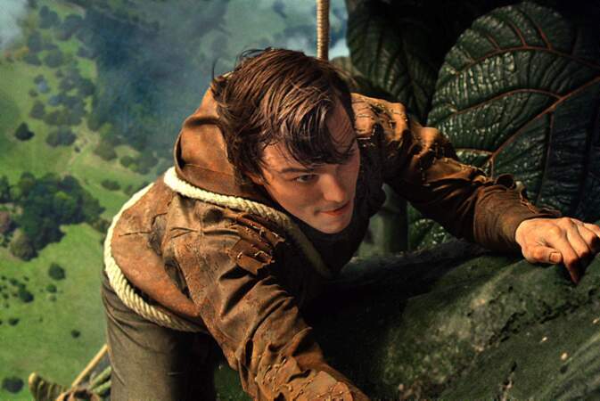 Nicholas Hoult grimpe sur le haricots géant dans Jack le chasseur de géants de Bryan Singer (2013)