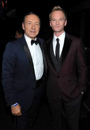 Kevin Spacey pose avec Neil Patrick Harris, l'hôte des Emmy Awards 2013