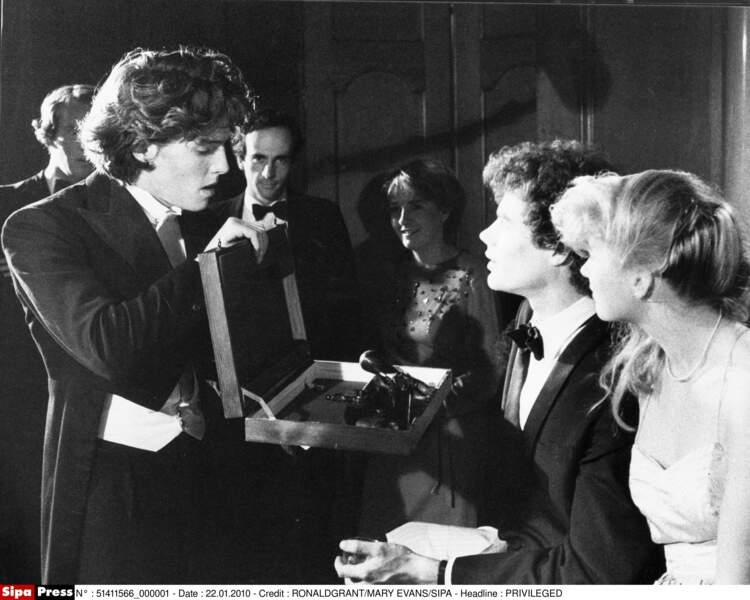 Oui, cet acteur frêle sur la gauche c'est bien Hugh Grant à 22 ans dans Privileged (1982) son premier film