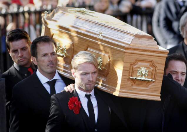 Lors des funérailles de Stephen Gately (Boyzone), ses ex-collègues ont porté son cercueil. 