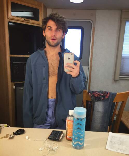 Pendant que Jake Borelli, l'un des nouveaux internes de Grey's Anatomy, a décidé de faire tomber la chemise…