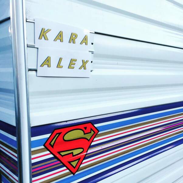 Sympa la loge de Chyler Leigh sur le tournage de Supergirl !