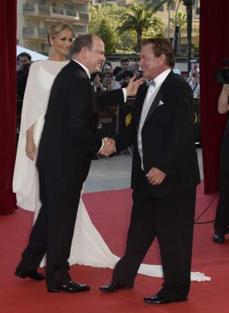 Le Prince Albert II accueille Tom Berenger sur le tapis rouge