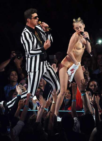 Robin Thicke est reparti bredouille mais a pu danser collé-serré avec Miley Cyrus