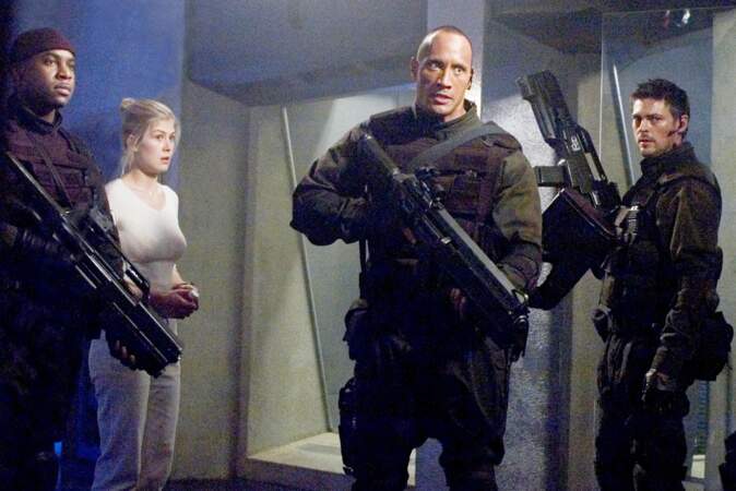 Aux côtés de Dwayne Johnson (The Rock) et Karl Urban dans l'adaptation du jeu vidéo d'anticipation Doom (2005).
