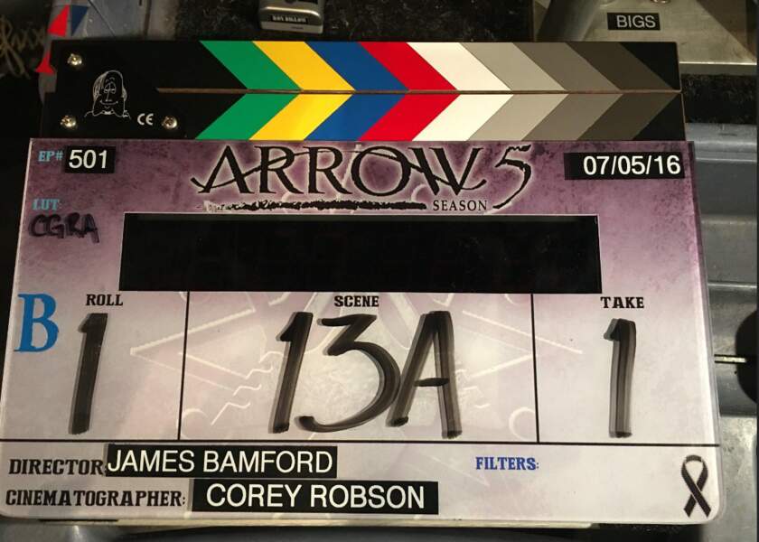 La team Arrow a également repris la direction des studios. Les premières photos du tournage de la saison 3 sont là
