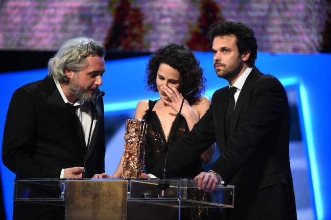 Les réalisateurs Nicolas Rey et Emma Luchini et le producteur Romain Rousseau sont montés chercher leur trophée