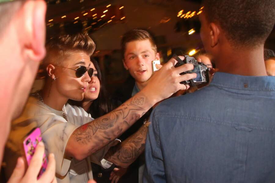 Justin Bieber a carrément piqué l'appareil photo d'un fan 