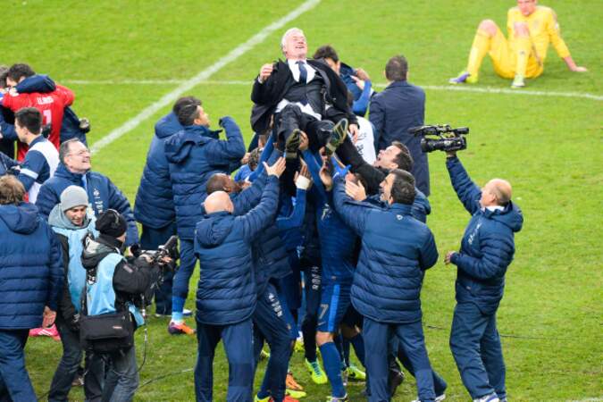 Didier Deschamps, sélectionneur des Bleus, est  porté en triomphe par son équipe