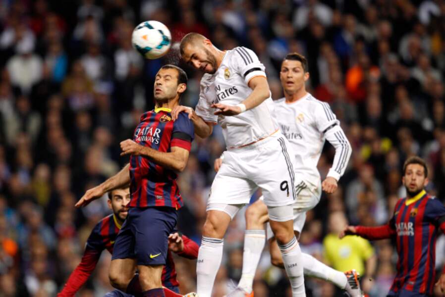 Avec trois buts de Messi, le Barça relance la Liga en l'emportant 4-3 à Madrid, malgré un doublé de Benzema.
