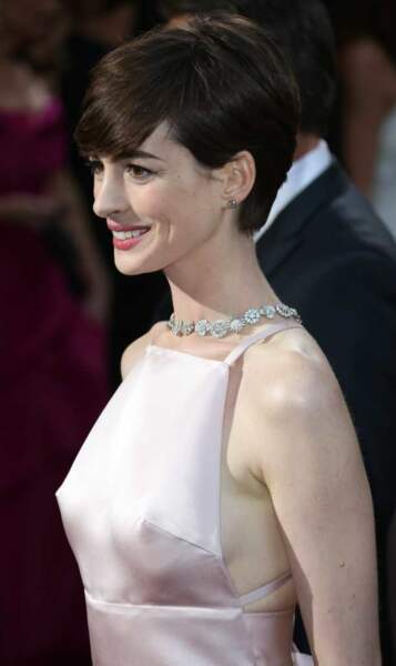 Les tétons apparents d'Anne Hathaway