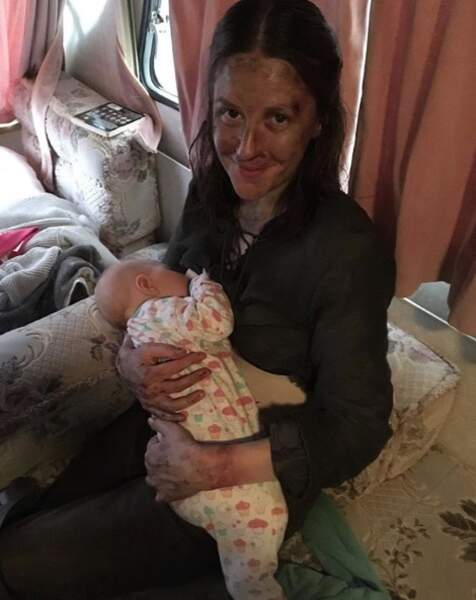 Par contre entre deux prises, la comédienne Gemma Whelan a un bébé à nourrir ! Trop mignon ! 