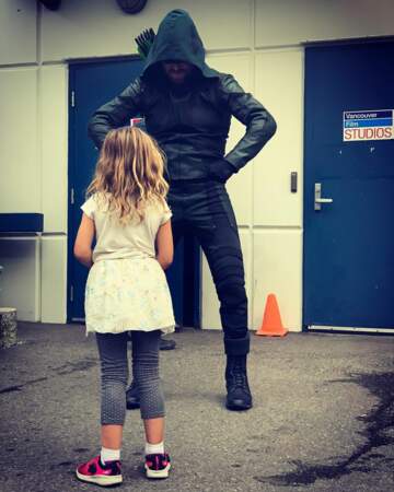 Le costume de Stephen Amell dans Arrow n'impressionne pas vraiment sa fille 