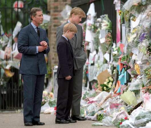 1997 : le prince Charles sort avec ses enfants pour l'hommage rendu à Diana