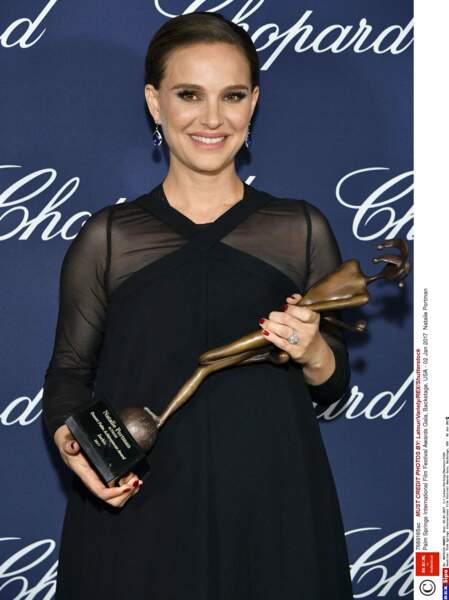 En janvier 2017 elle reçoit le prix de la meilleure actrice pour "Jackie" au Festival de Palm Springs