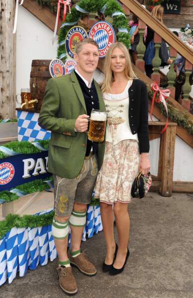 Pour lever le coude, l'Allemand Bastian Schweinsteiger et sa copine Sara Brandner ne sont pas les derniers.