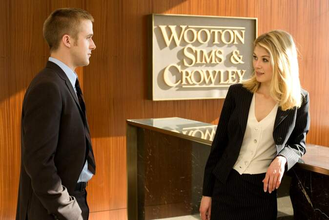 Rosamund a pour partenaire Ryan Gosling, en jeune procureur ambitieux, dans le thriller juridique La Faille (2007).